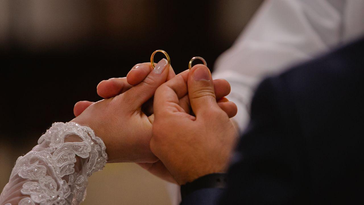 Sonhou com aliança? Descubra o que isso revela sobre seus relacionamentos