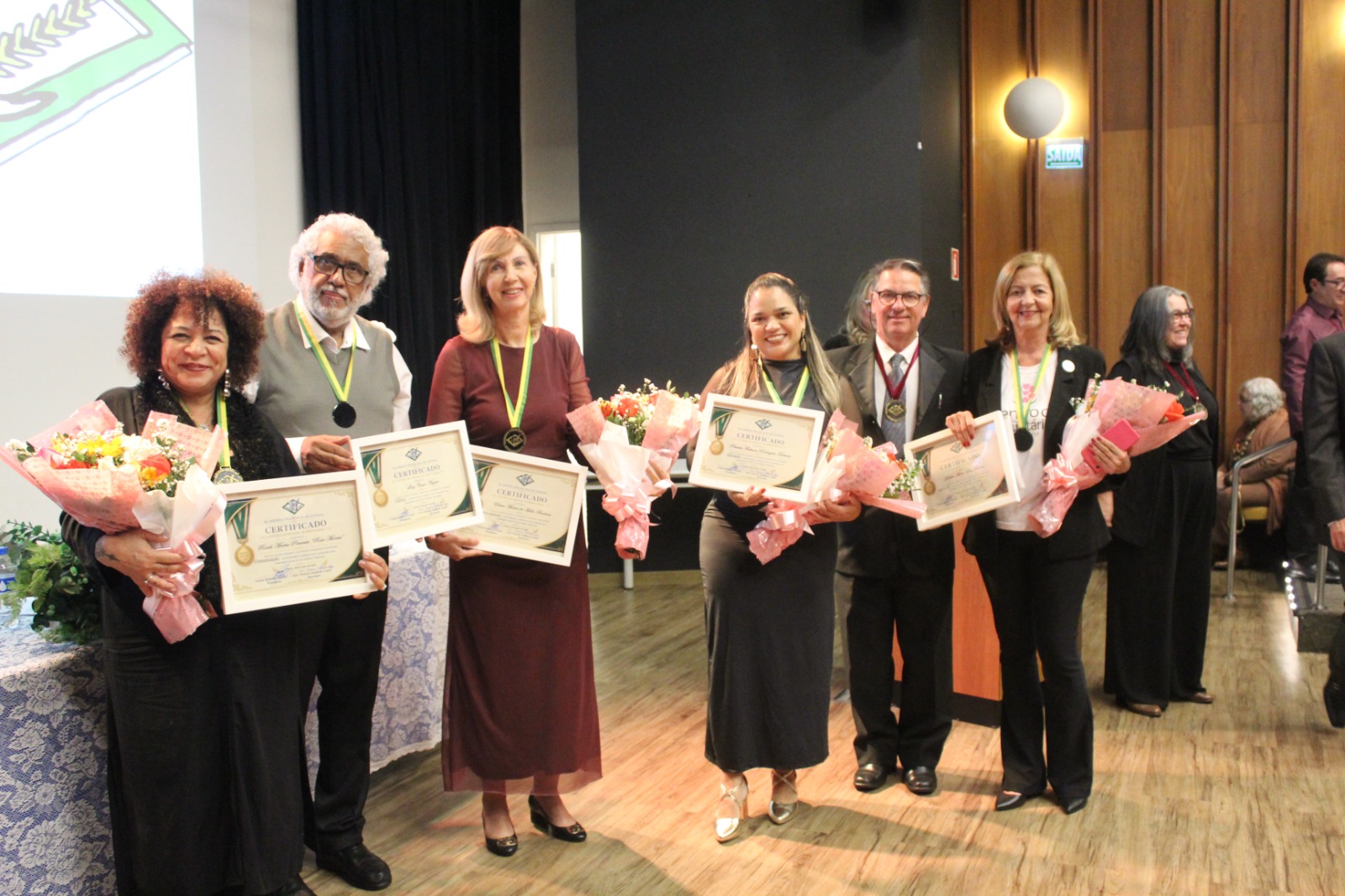 Veja as personalidades e entidades homenageadas pela Academia Francana de Letras