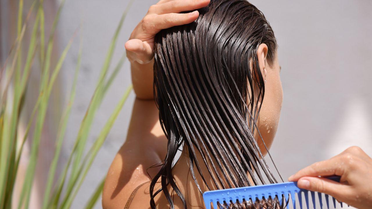 Vai dormir de cabelo molhado no frio? Veja se isso pode estragar os fios