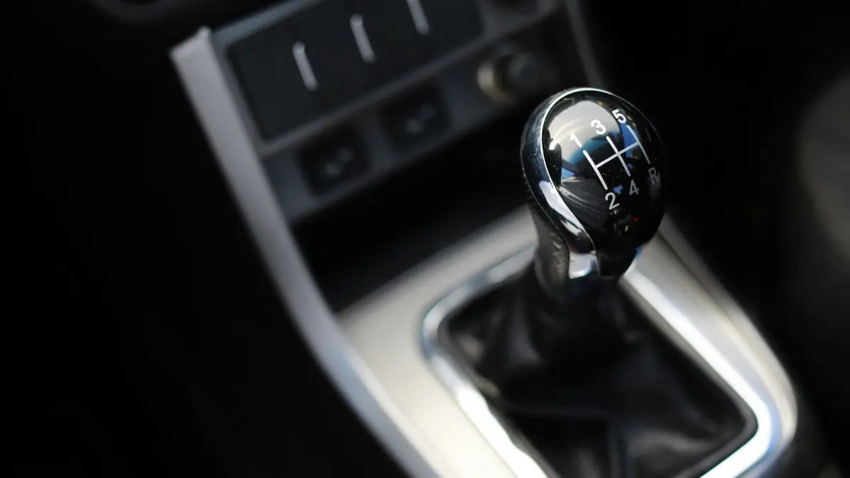 Dirigir carros com cambio manual exercita o cérebro e retarda o envelhecimento
