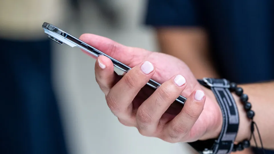 60% dos brasileiros ficam ansiosos longe do celular, aponta estudo