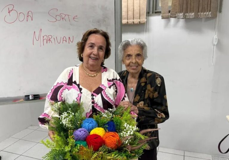 Idosa de 77 anos defende TCC na universidade, com a mãe de 98 na plateia