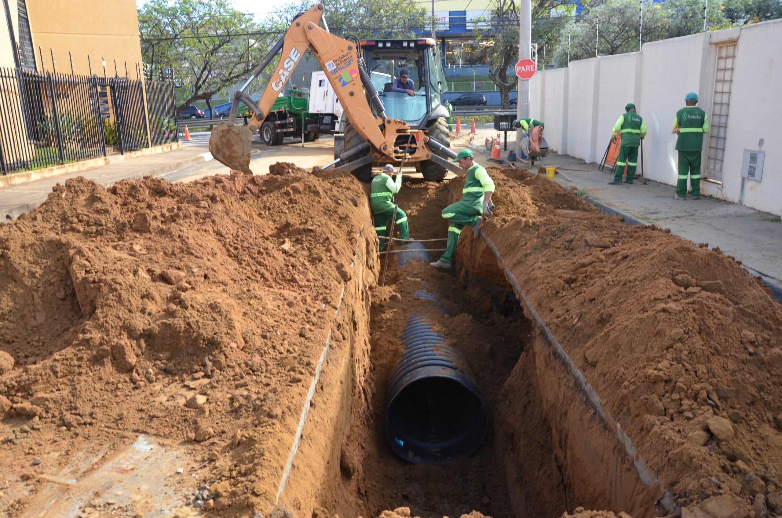 Obra de galeria pluvial no bairro São José recupera tubulação em Franca; saiba mais