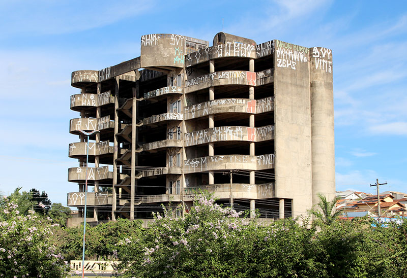 Prédio do “esqueleto” vira debate na Câmara e vereador pede providências