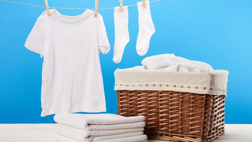Truque simples ajuda a deixar roupas brancas como novas; descubra qual é!