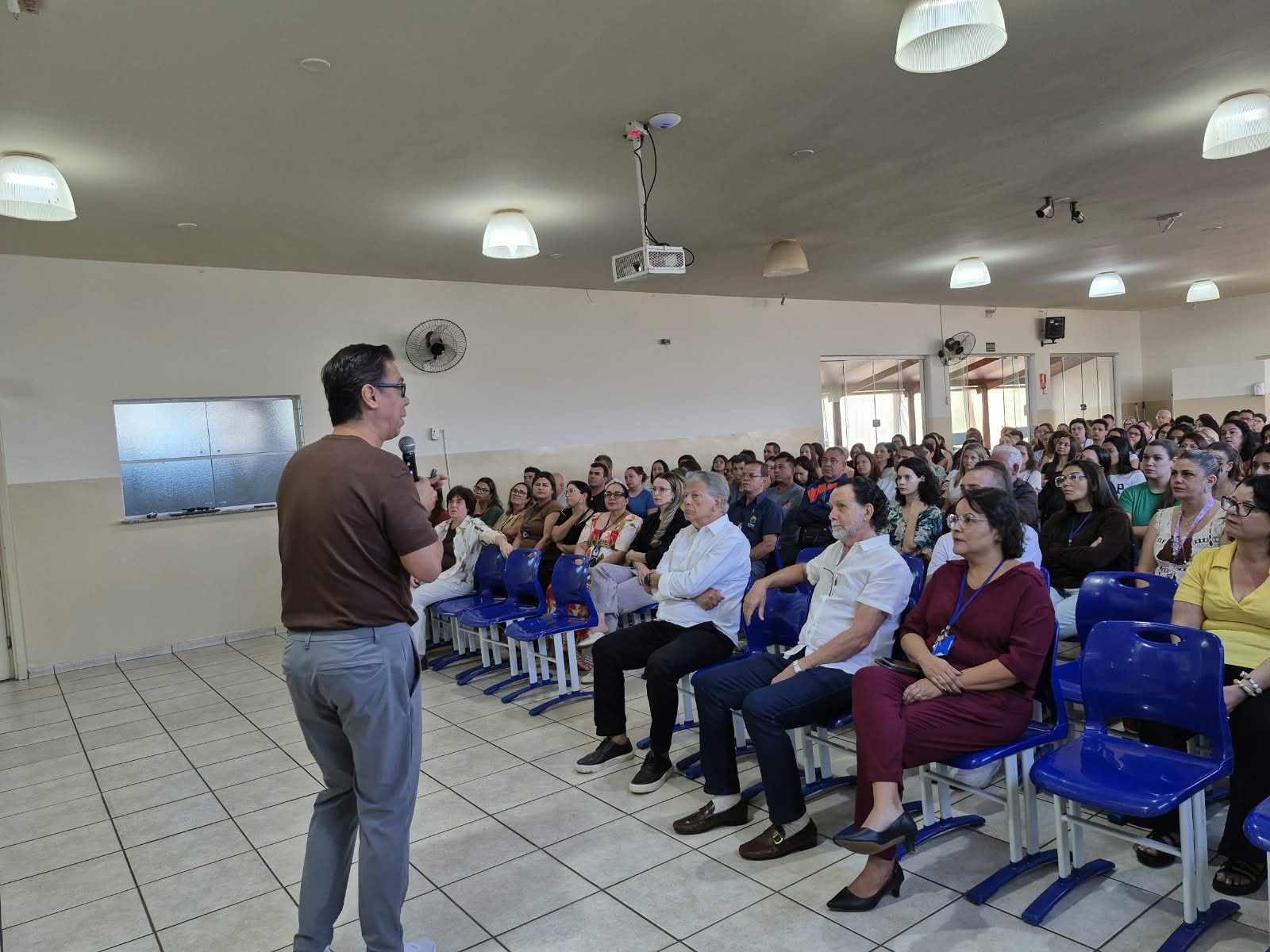 Técnico do Sesi Franca Basquete faz palestra para 360 colaboradores da APAE Franca
