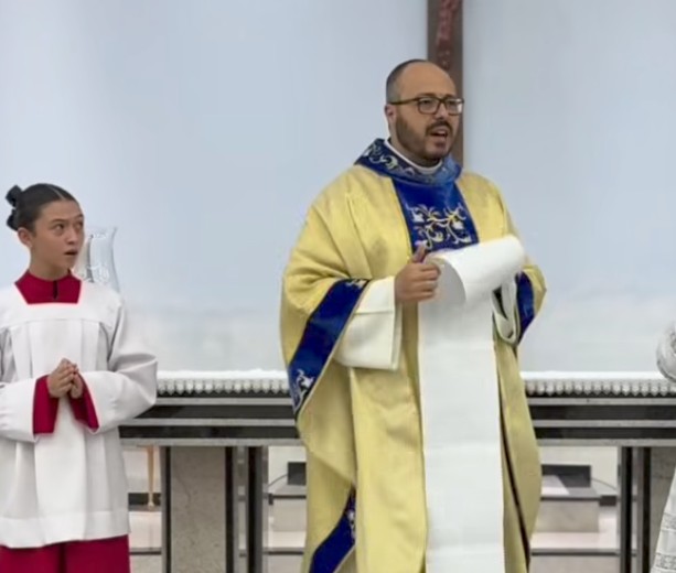 Padre Wallace usa bom humor para convidar fiéis para Festa da Padroeira em Cristais