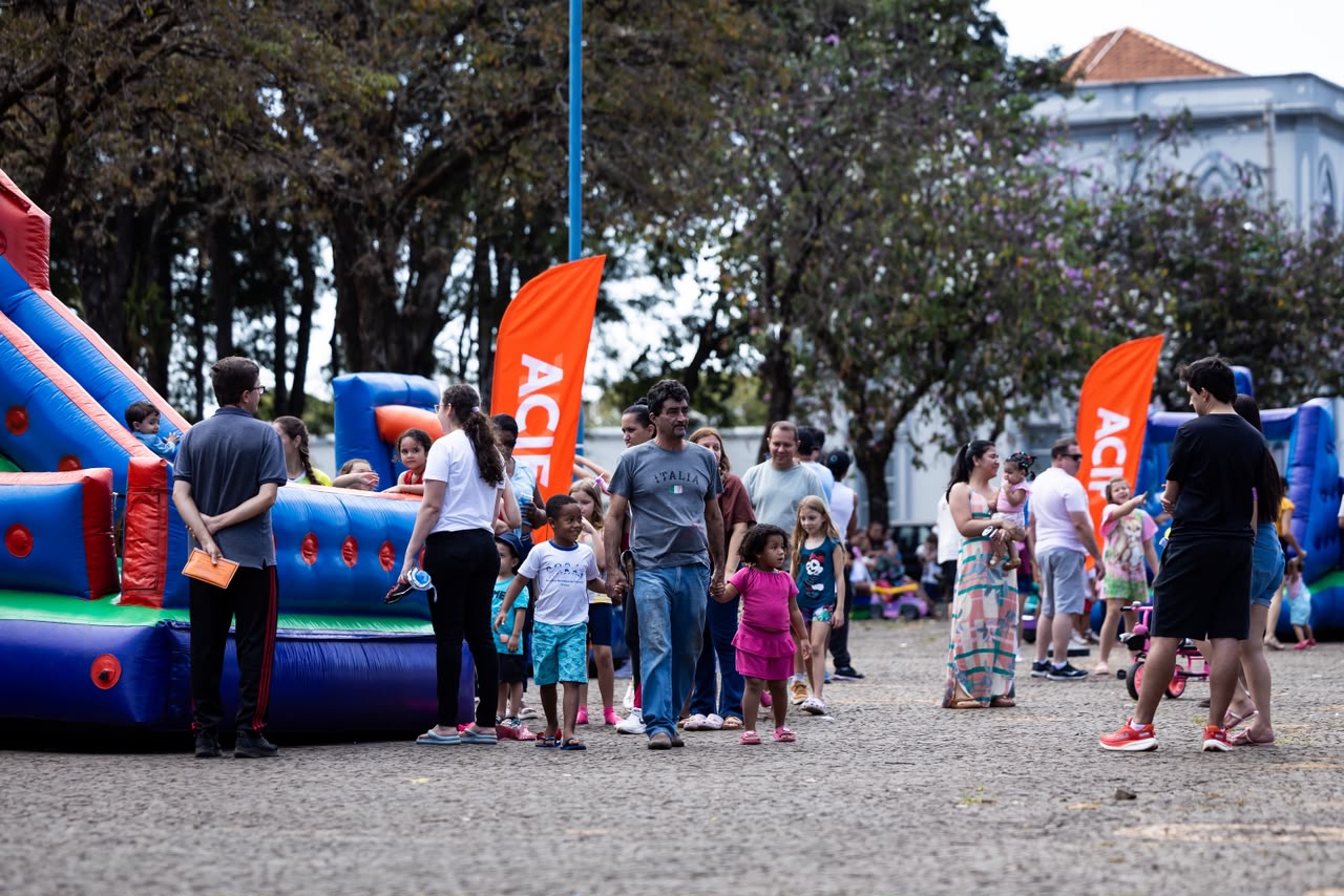 Arena ACIF Pais & Filhos reúne mais de 500 pessoas na Praça da Capelinha