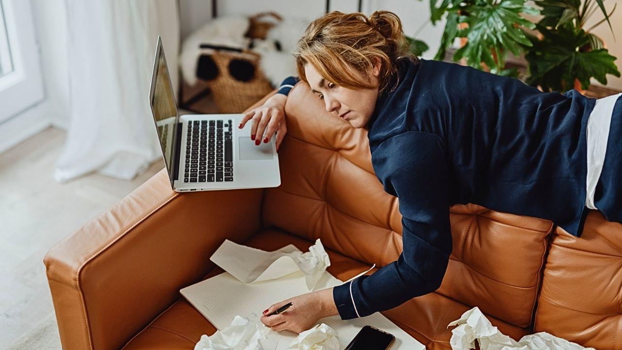 Burnout no meio do ano: veja sinais que mostram quando a rotina passou do limite