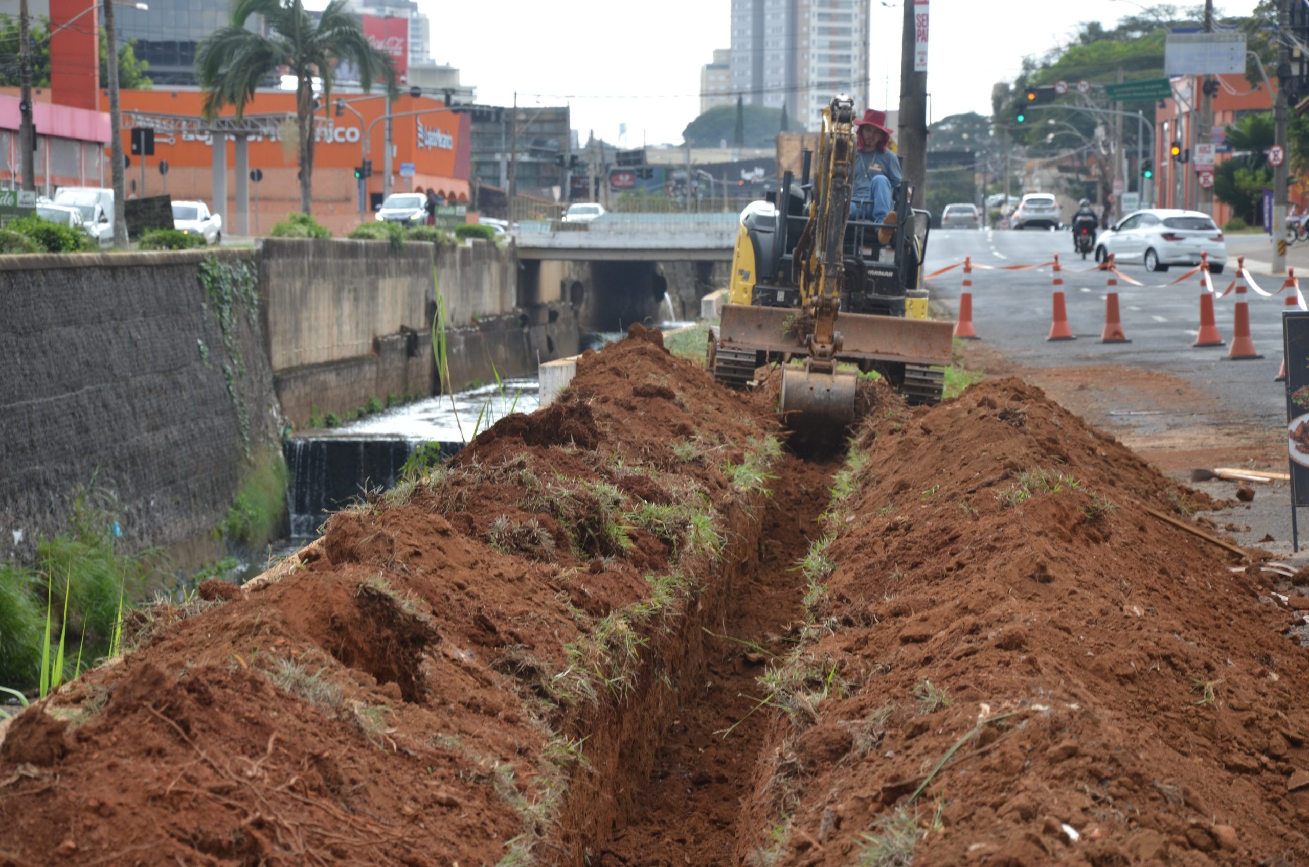 Prefeitura de Franca instala defensas de concreto na margem do Córrego Cubatão