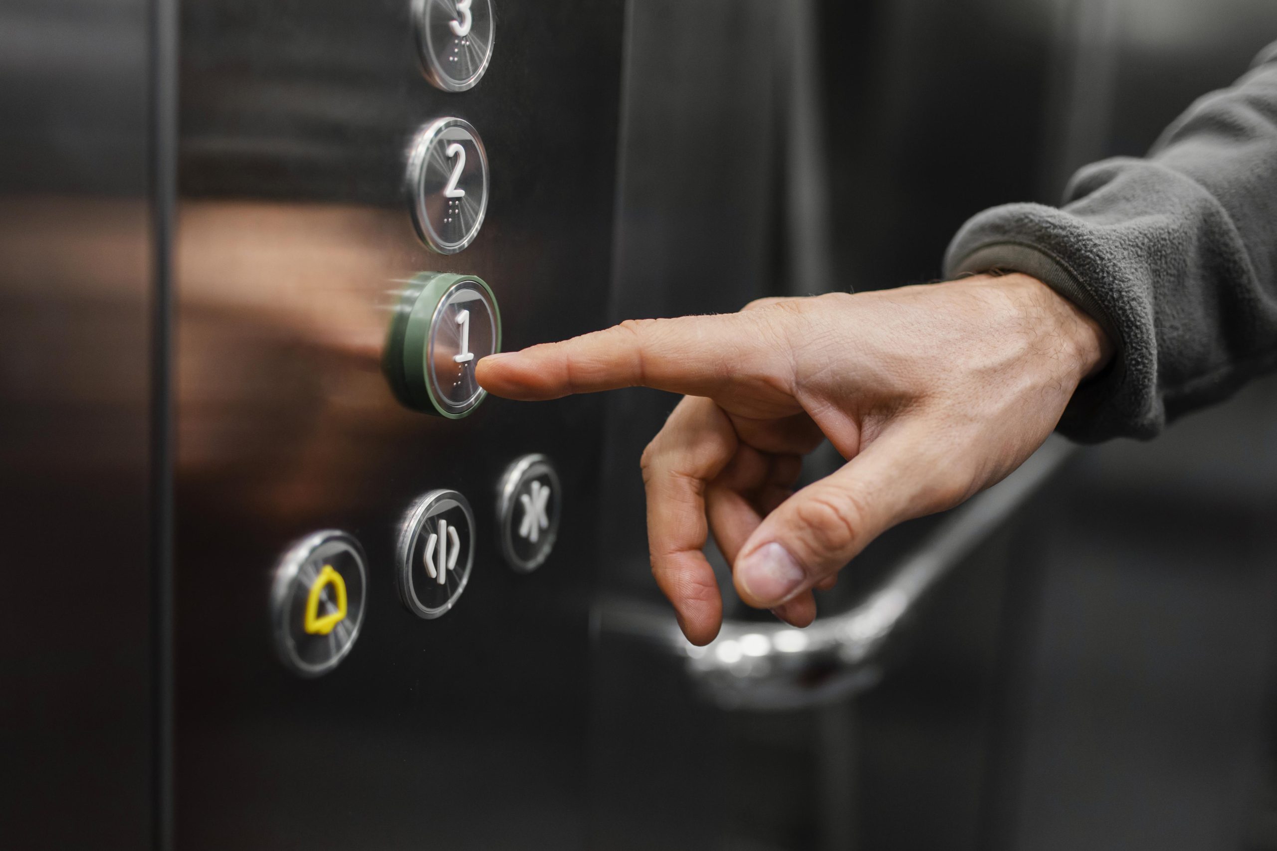 Sonhar com elevador: subir e descer muda completamente o significado