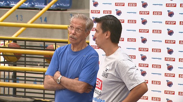 Sesi Franca homenageia campeões de 1971 em noite histórica no Ginásio Pedrocão