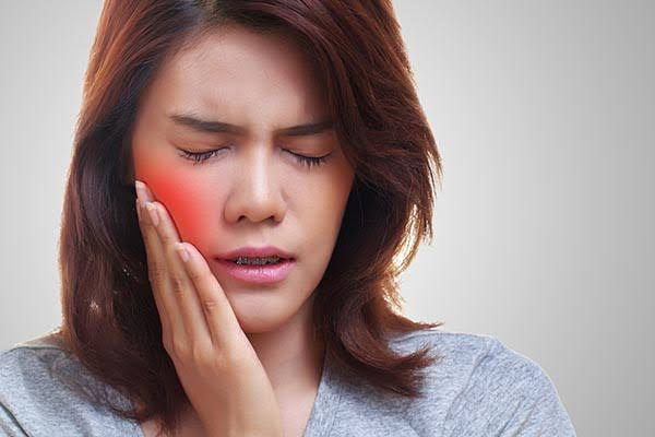 Dor de dente: receitas caseiras podem aliviar na hora, mas não substituem o dentista
