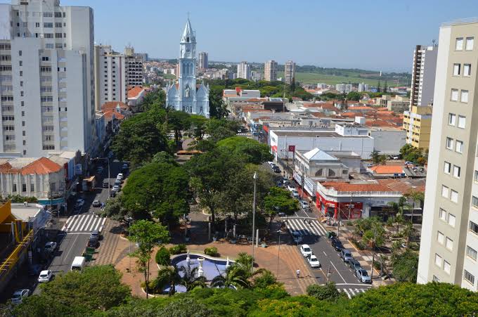 Campanhas movimentam o centro de Franca com bandeiras, panfletagem e até batuque
