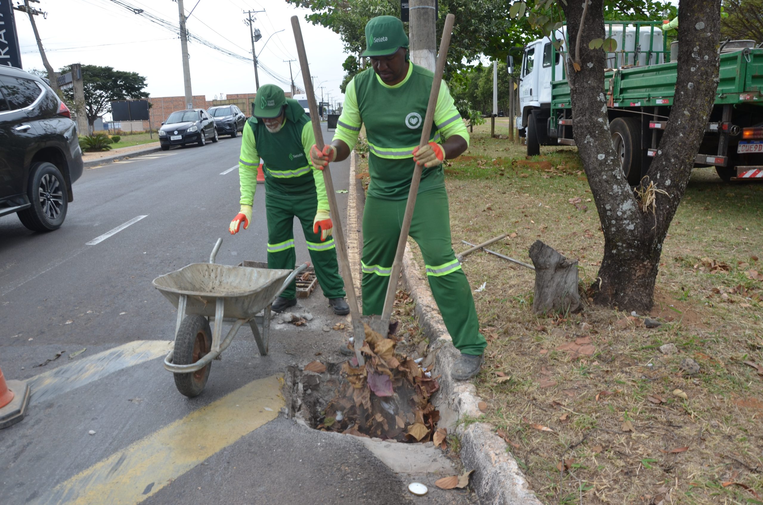 Para evitar alagamentos, Prefeitura reforça limpeza de canais e galerias em Franca