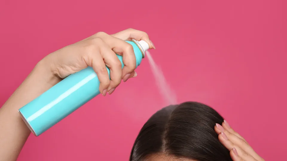 Usa shampoo seco regularmente? Cuidado: hábito pode provocar a queda de cabelo