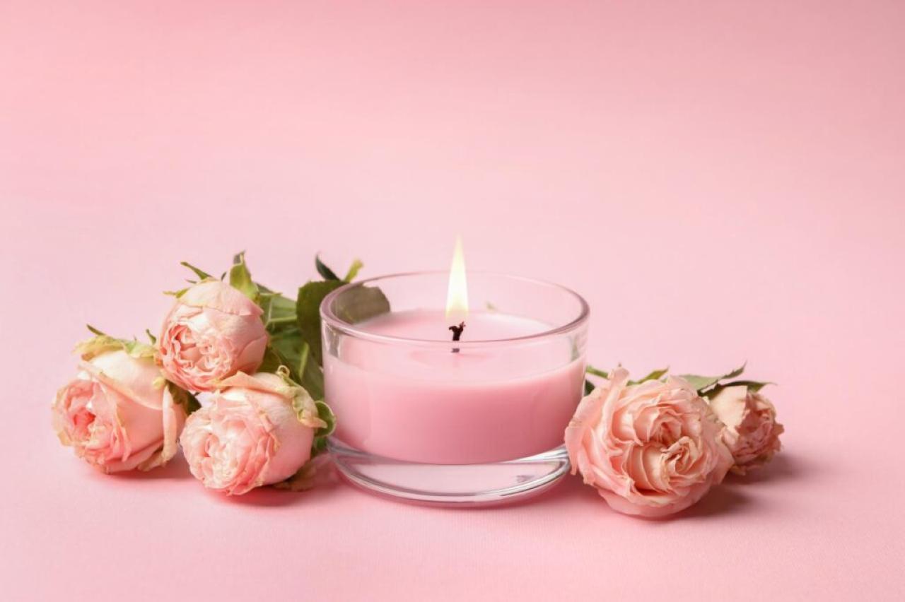 O poder da vela rosa: aprenda uma simpatia simples para fortalecer a autoestima