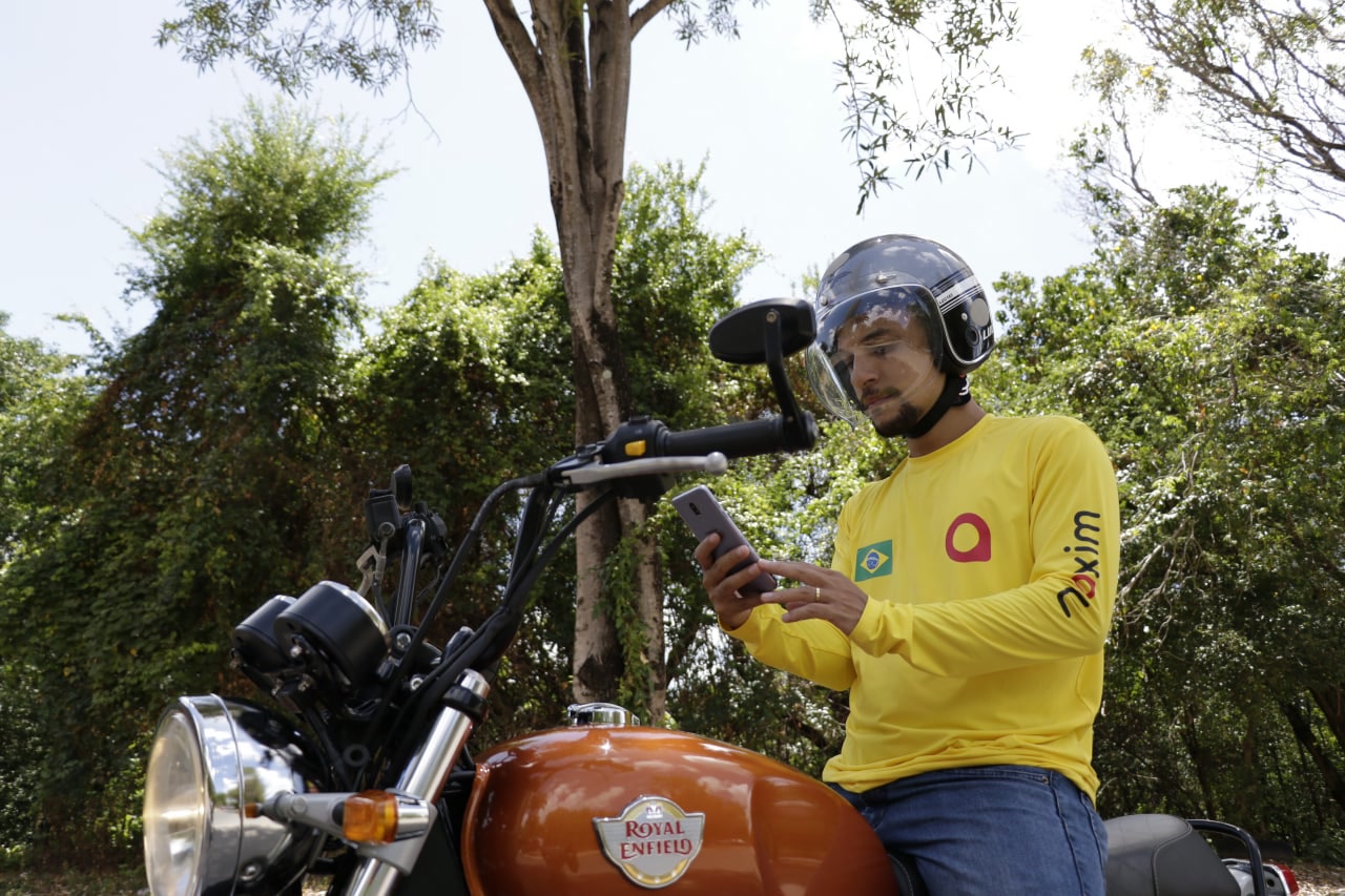 Maxim reembolsa 100% dos custos de legalização de seus motoristas parceiros