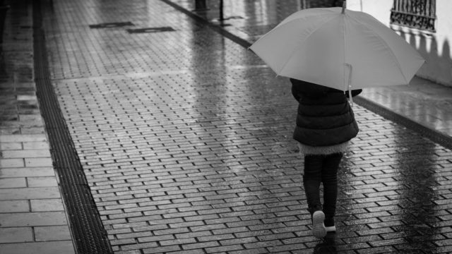 Defesa Civil alerta para chegada de frente fria com chuva e rajadas de vento no Estado