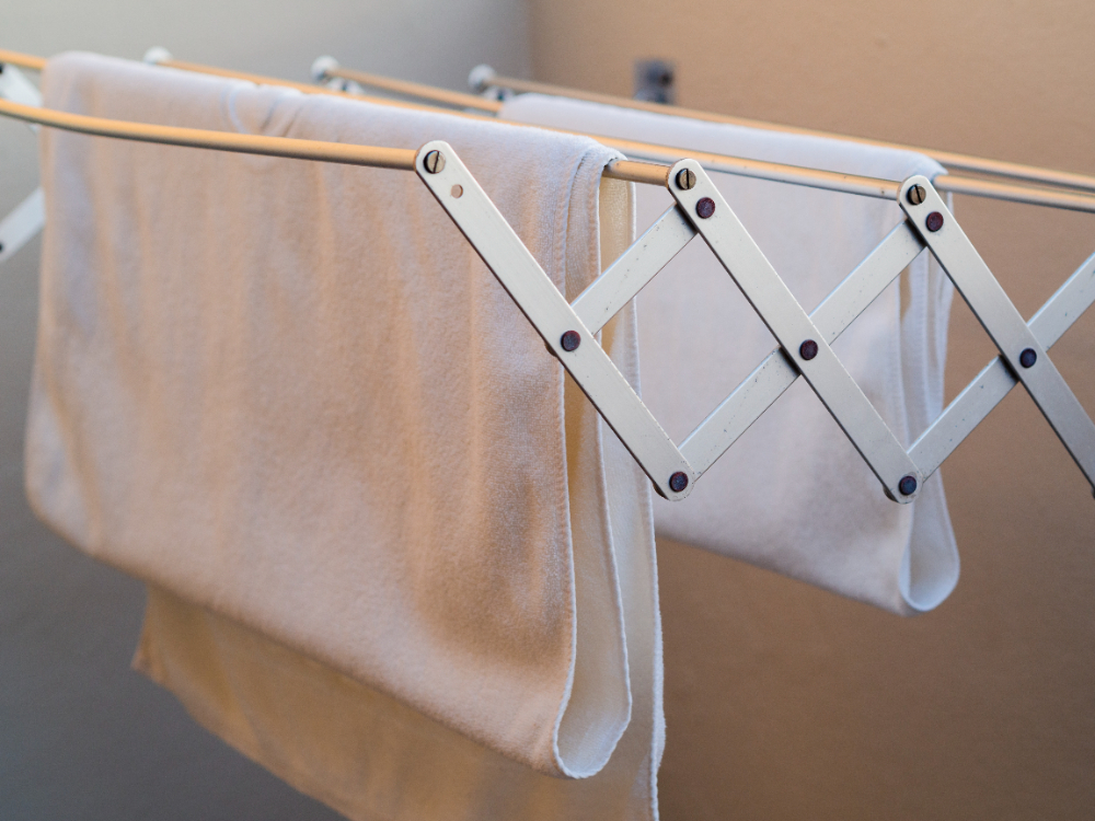 Choveu? Veja como evitar roupa com cheiro de umidade e acelerar a secagem