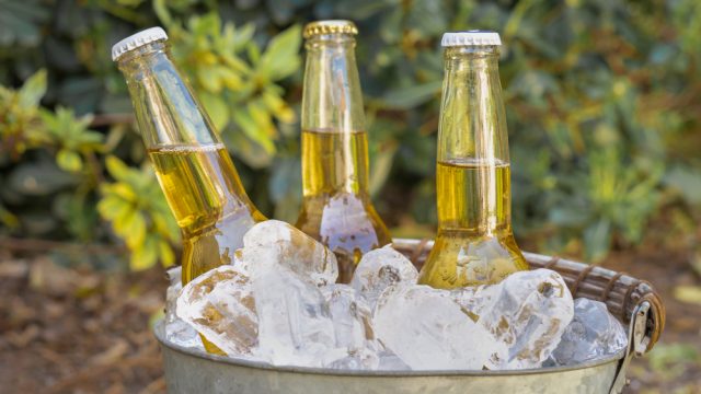 Consumo frequente ou excessivo de álcool aumenta o risco de sintomas depressivos