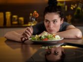Por que quanto mais você tenta não pensar em comida, mais você pensa nela?