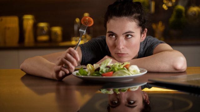Por que quanto mais você tenta não pensar em comida, mais você pensa nela?