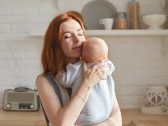 Veja cinco dicas caseiras eficazes para aliviar o incômodo refluxo dos bebês