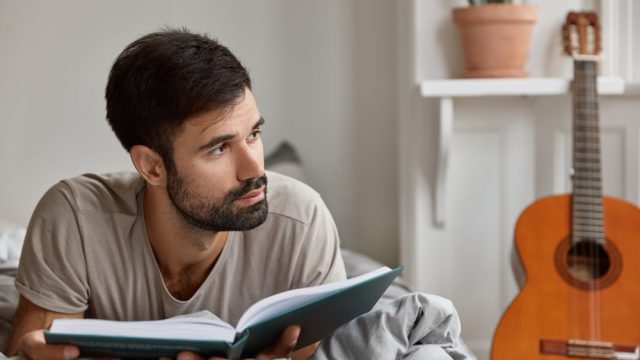 Você lê um texto ou uma página e não lembra de nada? Entenda o que é divagação mental