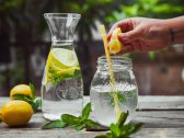 Beber água com limão em jejum emagrece? Nutricionista esclarece os principais mitos