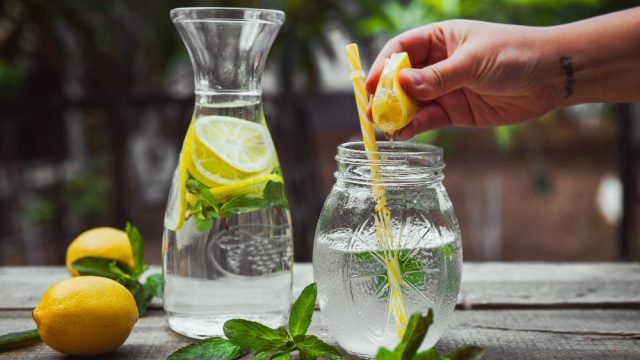 Beber água com limão em jejum emagrece? Nutricionista esclarece os principais mitos