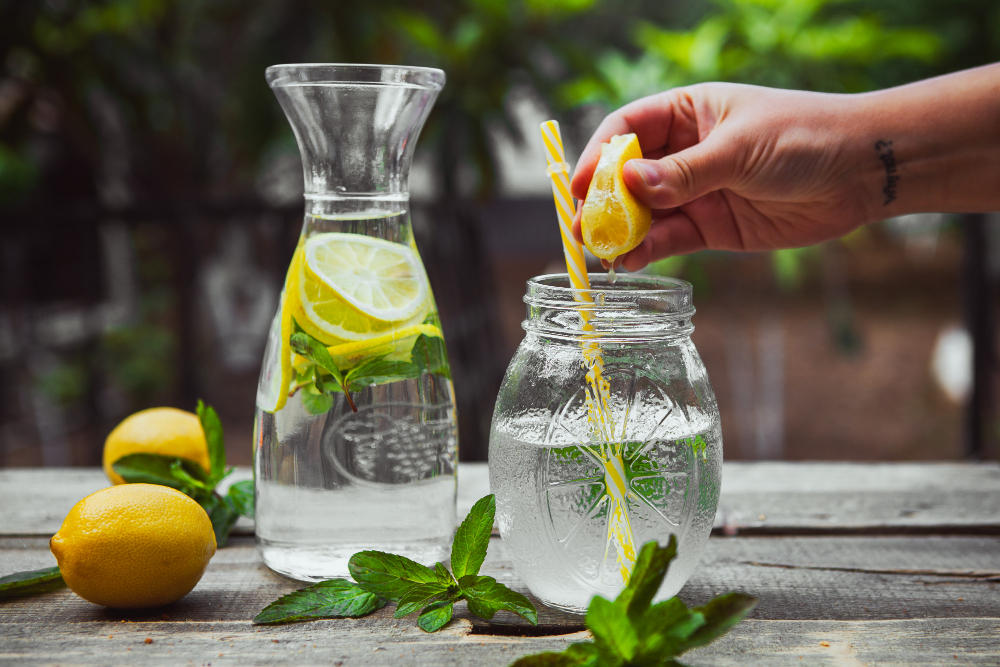 Beber água com limão em jejum emagrece? Nutricionista esclarece os principais mitos