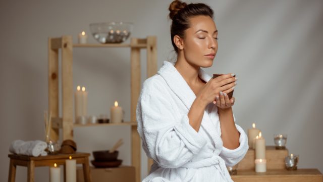 Aromaterapia na rotina noturna: como óleos essenciais ajudam a preparar o corpo para o sono