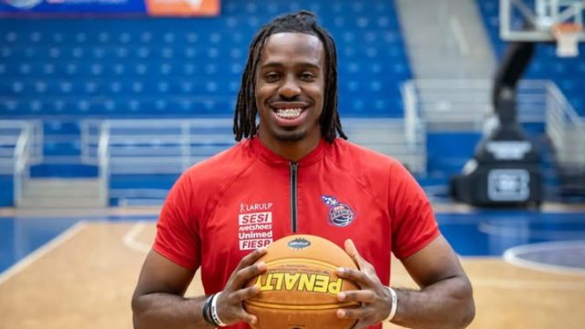 Armador Vitinho se apresenta ao Sesi Franca e se aproxima da estreia pelo time