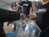 Sorteio da CDHU em Patrocínio Paulista e Pedregulho exibe em telão os nomes sorteados