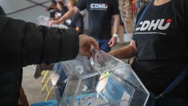 Sorteio da CDHU em Patrocínio Paulista e Pedregulho exibe em telão os nomes sorteados