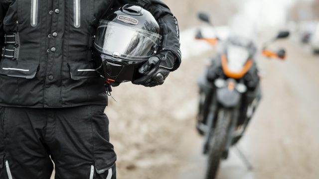 Acidente de moto: o capacete pode decidir o futuro do cérebro