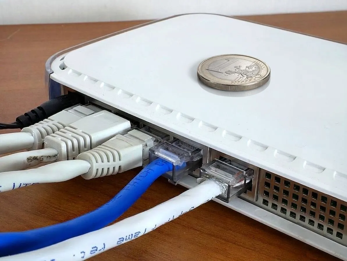 Colocar moeda sobre o roteador melhora o Wi-Fi? Descubra a verdade sobre o truque