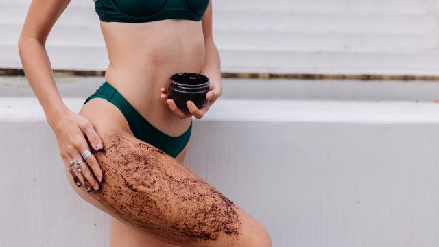 Esfoliante corporal: saiba para que serve e como usar sem errar