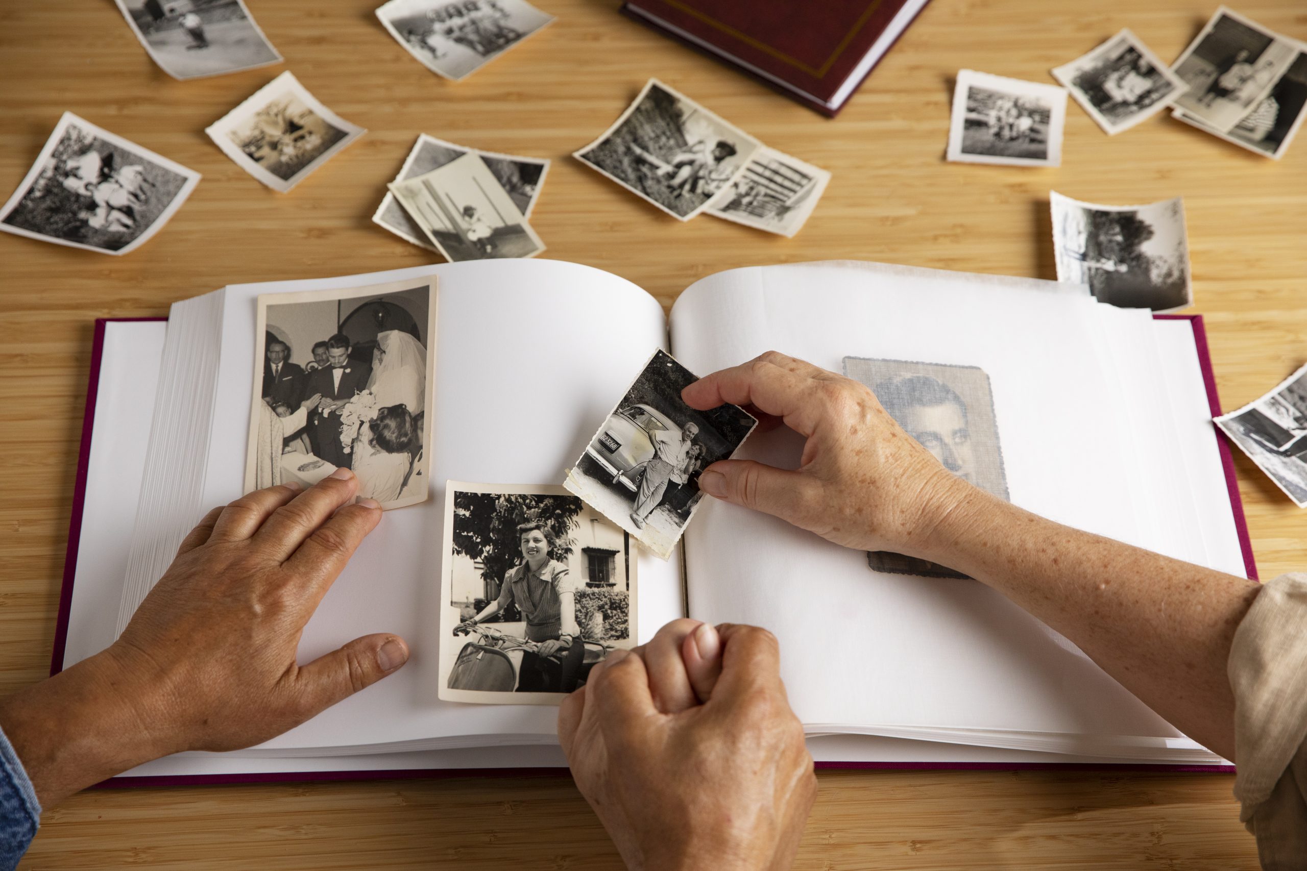 Organizar fotografias antigas traz benefícios para a saúde mental e emocional