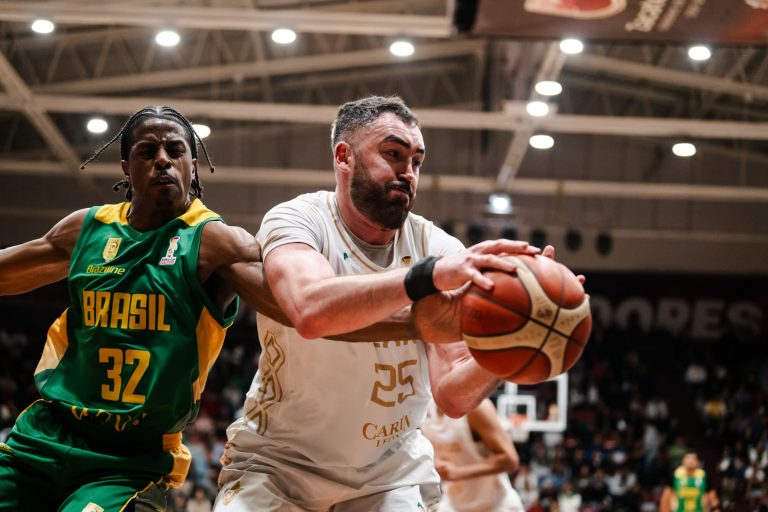 Seleção brasileira tira 14 pontos no placar, mas é superada pelo México fora de casa
