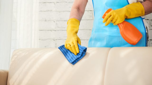 Saiba como limpar os sofás com vinagre de maneira simples e bem eficiente