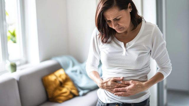 Água em jejum limpa o intestino? Gastrite emocional existe? Veja o que diz médico especialista