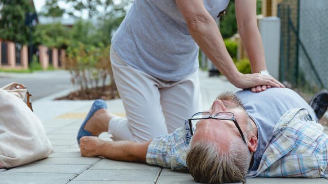 Você saberia fazer o socorro de emergência se alguém caísse desacordado ao seu lado?