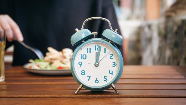 Ciência descobre horário nobre do metabolismo: O corpo não queima a mesma comida igual o dia todo