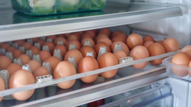 Guardar ovos na porta da geladeira pode estragá-los? Entenda a melhor prática