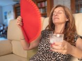Menopausa vai muito além dos fogachos: pesquisa aponta impacto no sono, memória, libido e energia