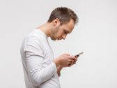 Conheça cinco dicas para evitar a incômoda “síndrome do pescoço de texto”