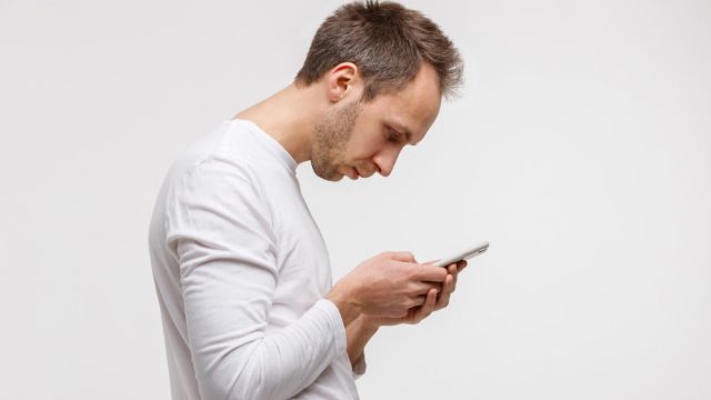 Conheça cinco dicas para evitar a incômoda “síndrome do pescoço de texto”