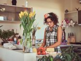 Essas plantas resistentes para cultivar na cozinha toleram vapor de gordura e calor constante